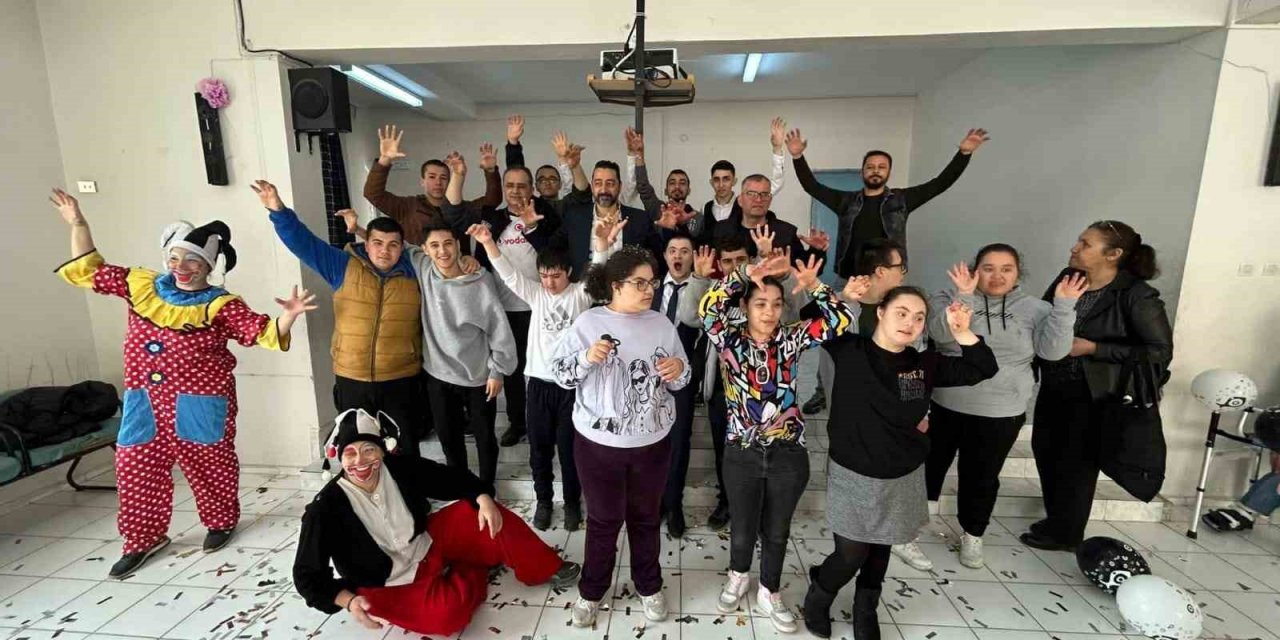Özel çocuklara palyaçolu eğlence