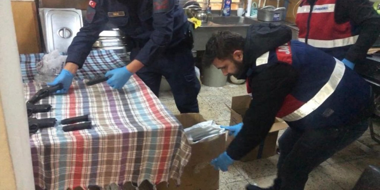 İzmir’de jandarmadan silah deposuna baskın