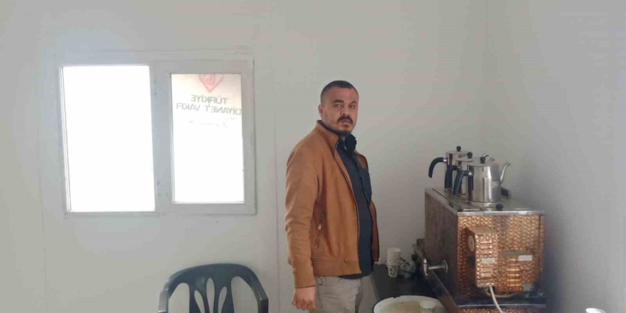 Ramazanda depremzedelerin çayları Sarıgöllü çaycıdan