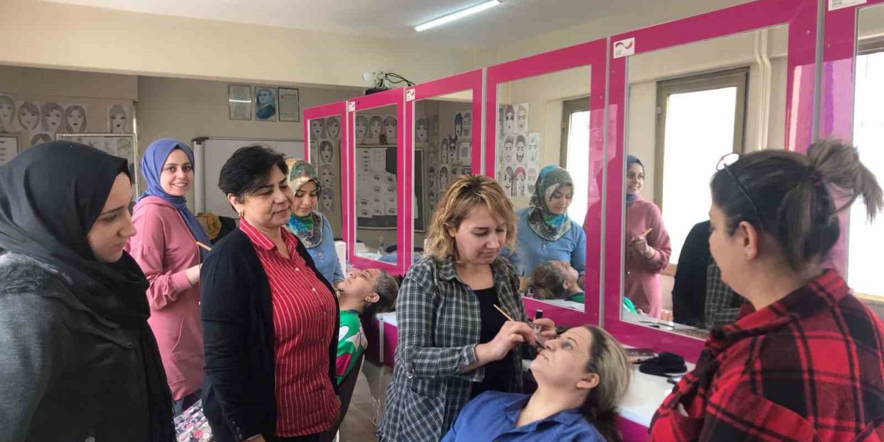 Makyajla bir saatte 50 yaş yaşlanan kursiyerler minik öğrencileri şaşırttı