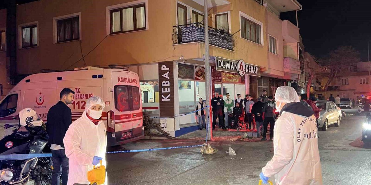 Annesinin boğazını keserek öldüren kişi evin çatısından atladı