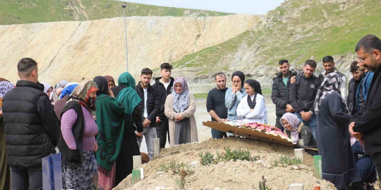Maç sırasında kalp krizi geçirerek hayatını kaybeden futbolcu toprağa verildi