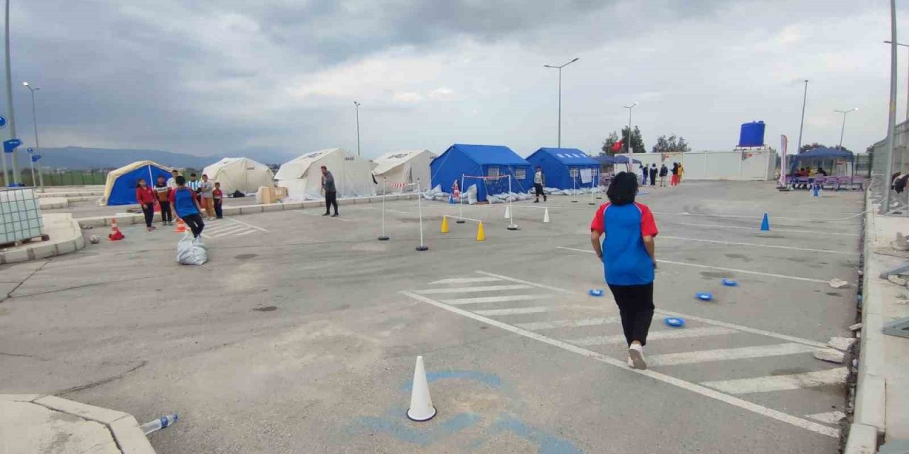 Depremzede gençler sınavlara çadır kentte kurulan parkurda hazırlanıyor
