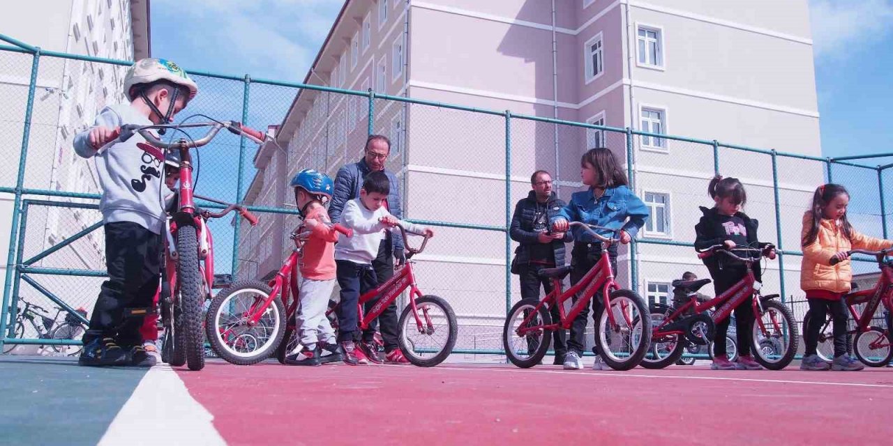 Muğla’da depremzede çocuklara bisiklet eğitimi