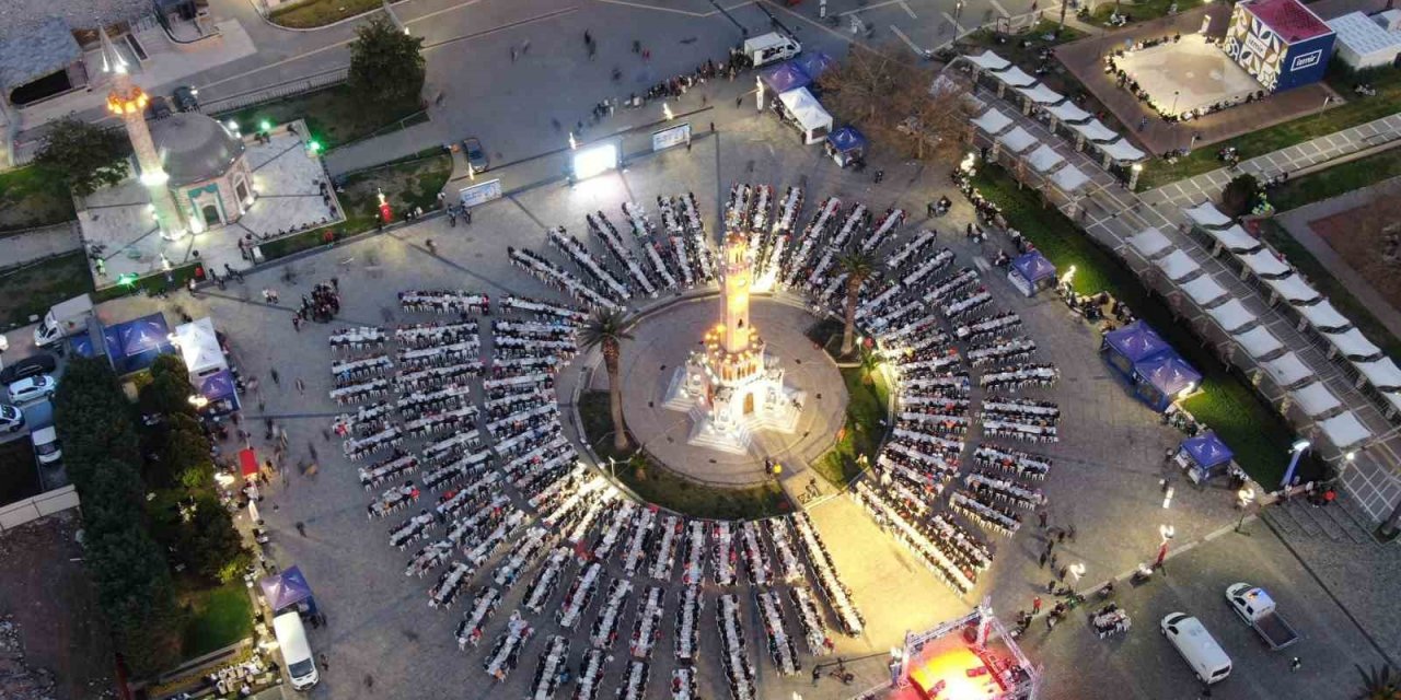 İzmirliler iftar sofrasında buluştu