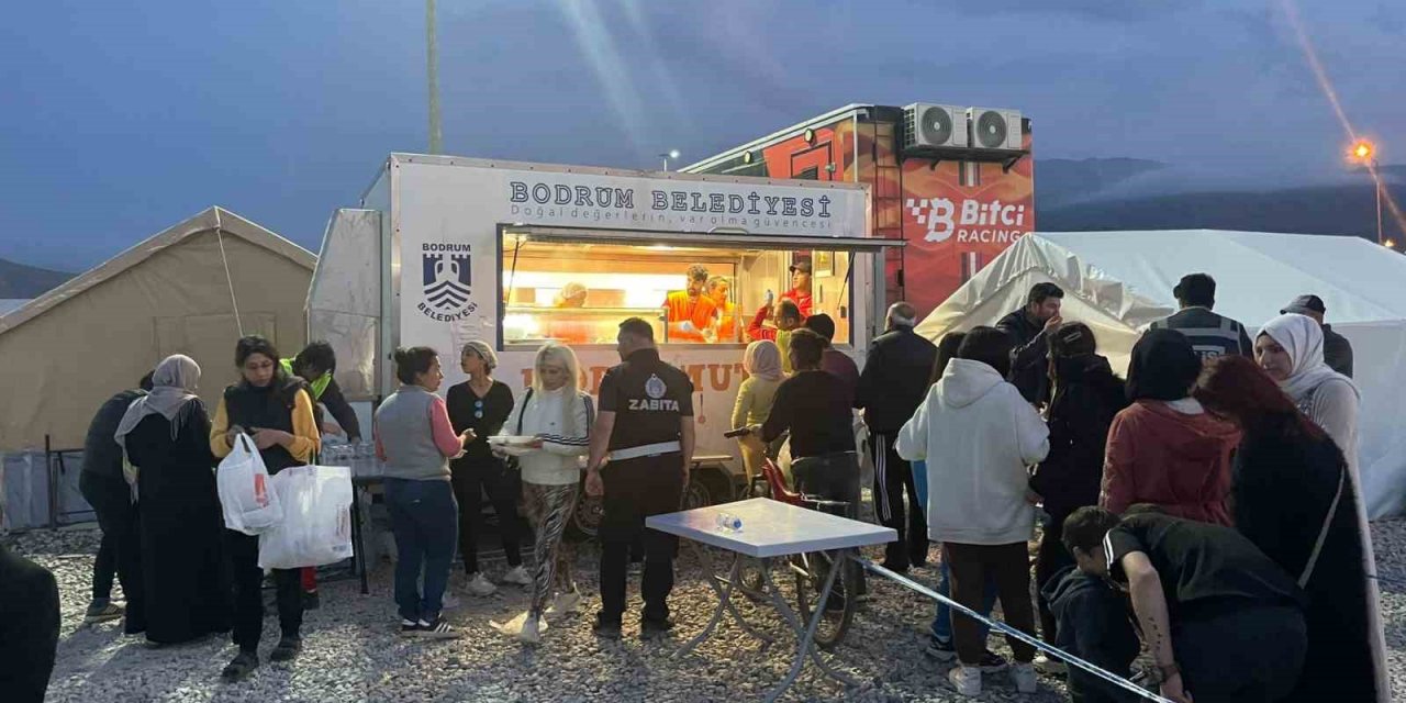 Hatay’daki Bodrum çadırında depremzedeler iftar açtı