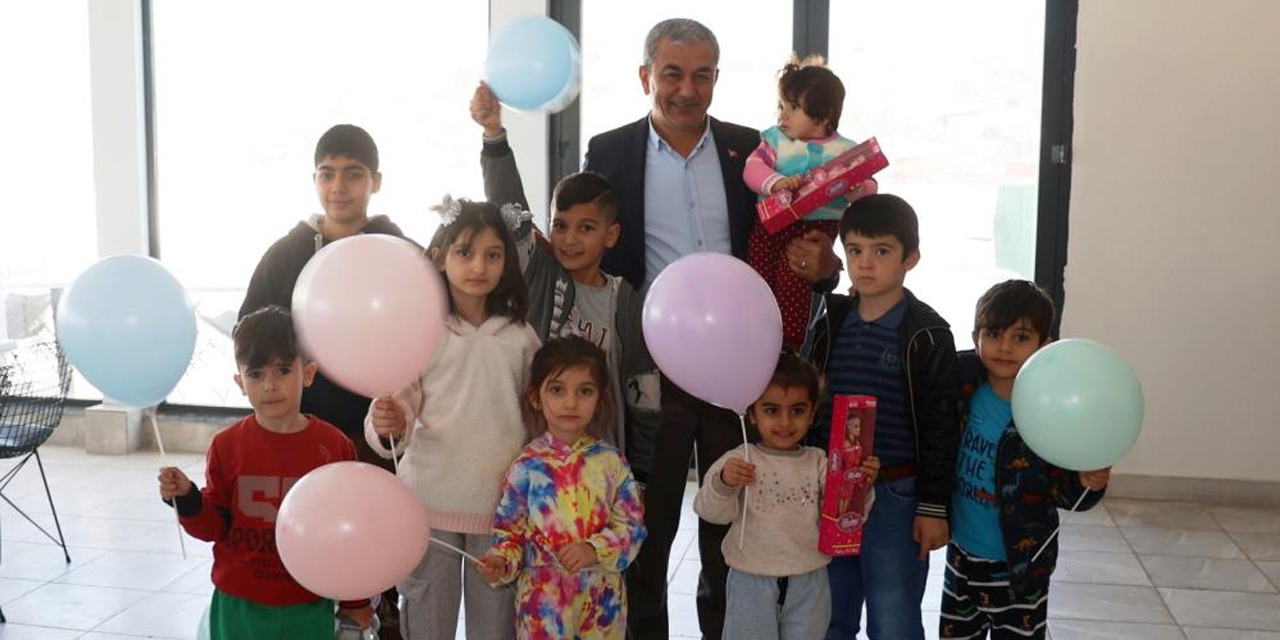 Başkan Kaplan depremzede çocuklarla yakından ilgileniyor