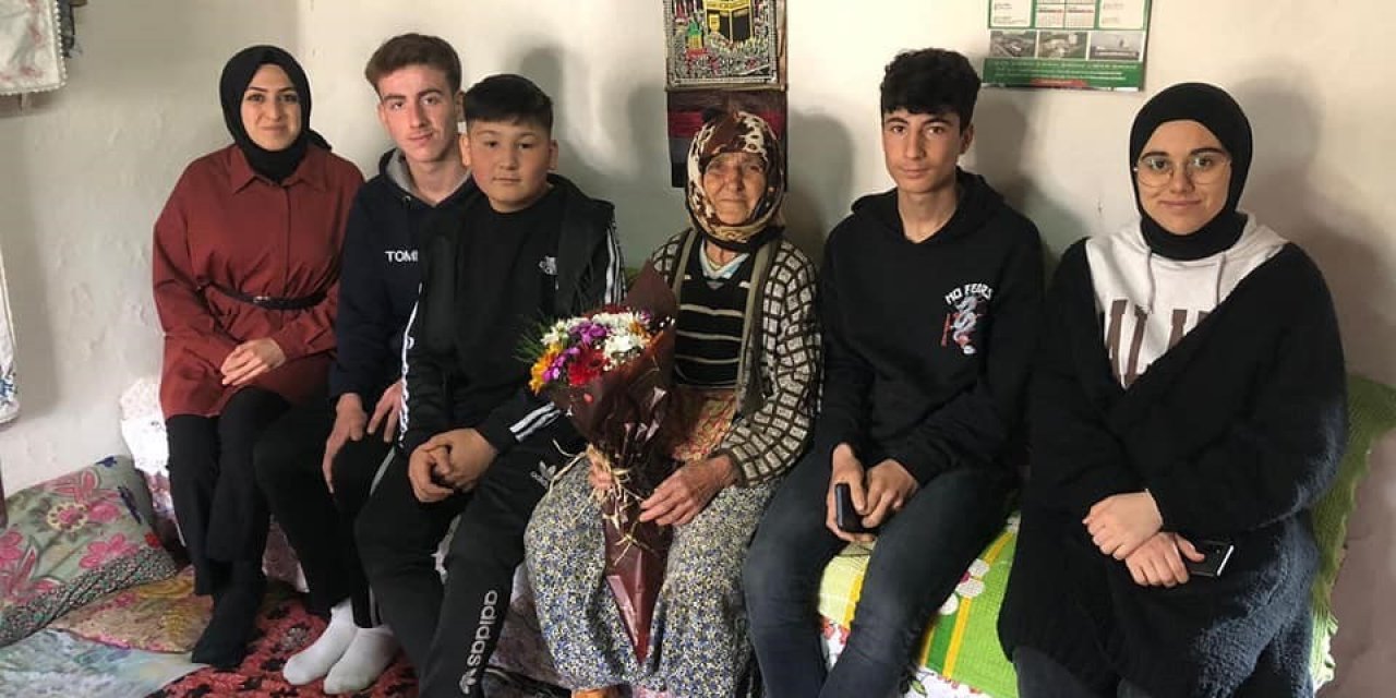 Karacasu’da öğrenciler yaşlıları yalnız bırakmıyor