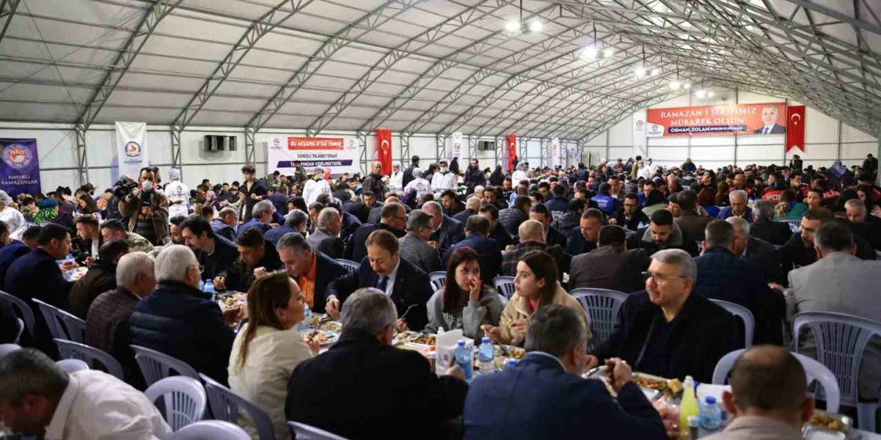 Denizlili binlerce vatandaş ilk iftar sofrasında kenetlendi