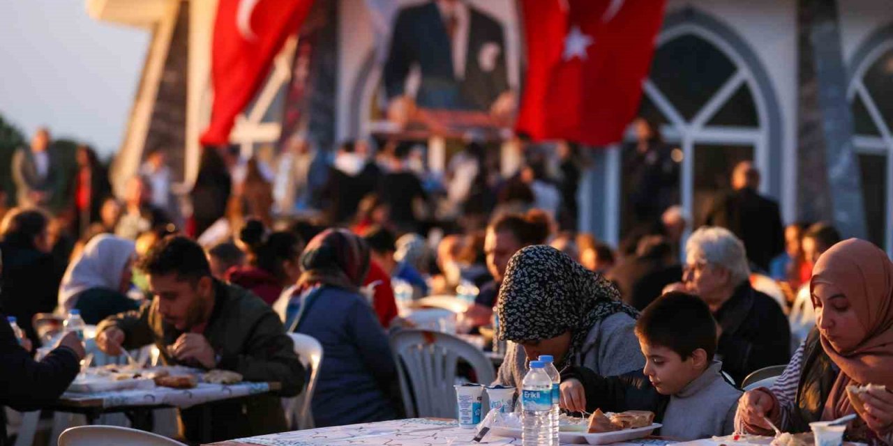 Buca’da ilk iftar sofrası Mevlana Tesisleri’nde kuruldu