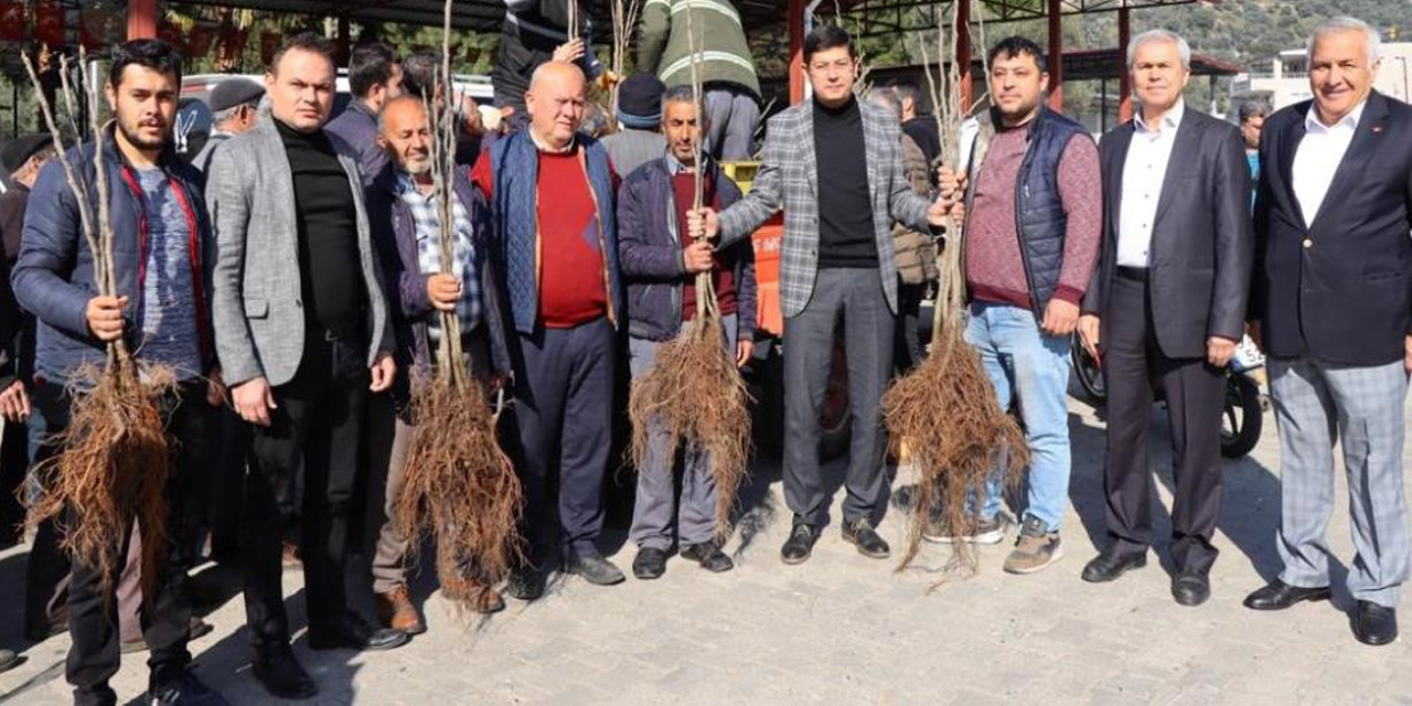 Başkan Özcan üreticinin yüzünü güldürdü