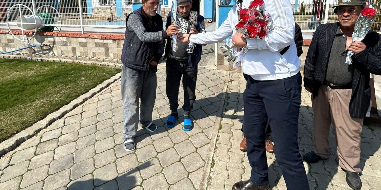 Salihli Beşiktaşlılar’dan yaşlılara karanfilli kutlama