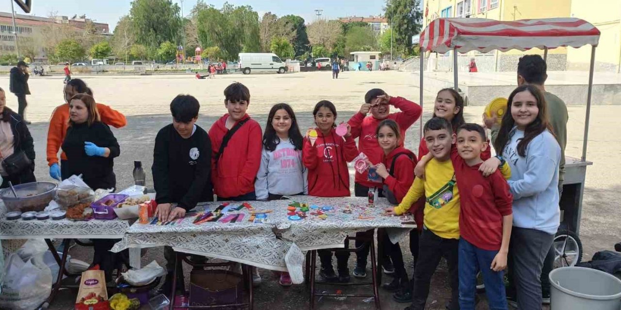 Nazilli Cumhuriyet İlkokulu’nda depremzedeler için hayır panayırı düzenlendi