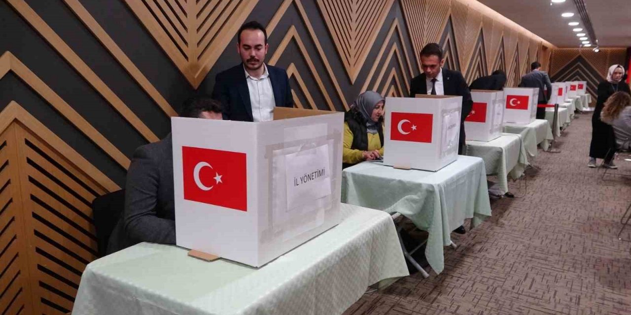 Denizli AK Parti temayül yoklaması için sandığa gitti