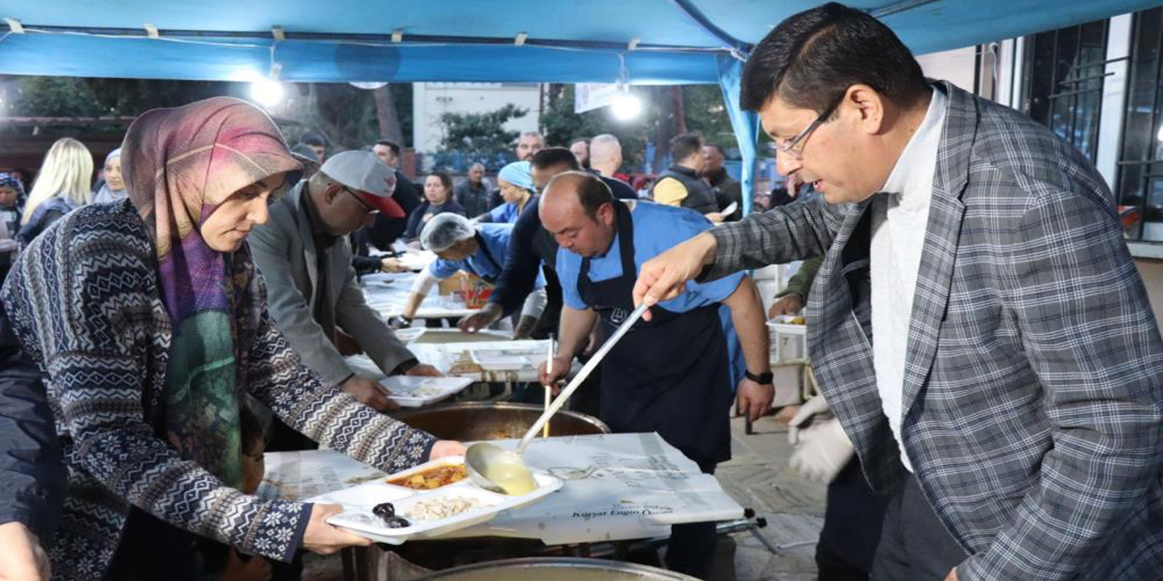 Nazilli Belediyesi’nin iftar sofralarında vatandaşlar bir araya geliyor