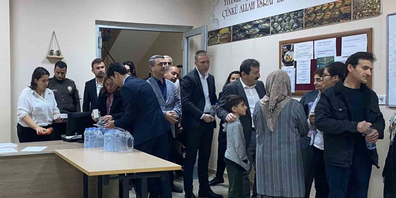 Vali Tavlı, Milas’ta depremzedelerle iftar yaptı