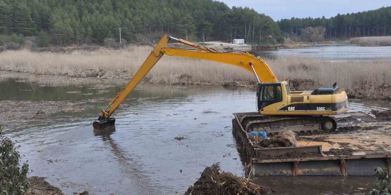 Buldan Yayla Gölündeki temizlik çalışmaları hızlandı