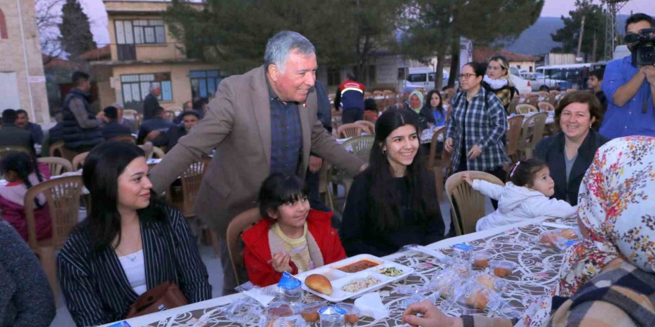 Honaz Belediyesi’nin Kocabaş’ta kurduğu ilk iftar sofrası binleri buluşturdu
