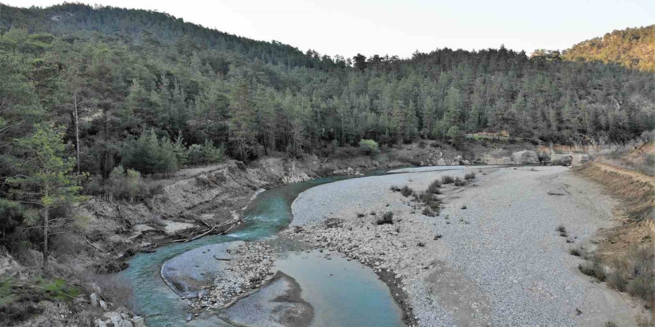 Derenin ayırdığı 2 mahalle 50 metrelik mesafede orucu 3 dakika geç açıyor