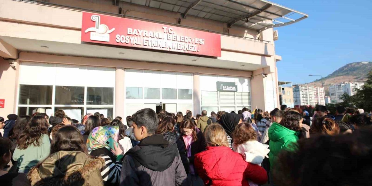 Bayraklı Belediyesi Sosyal Etkinlik Merkezinin sınavına yoğun ilgi