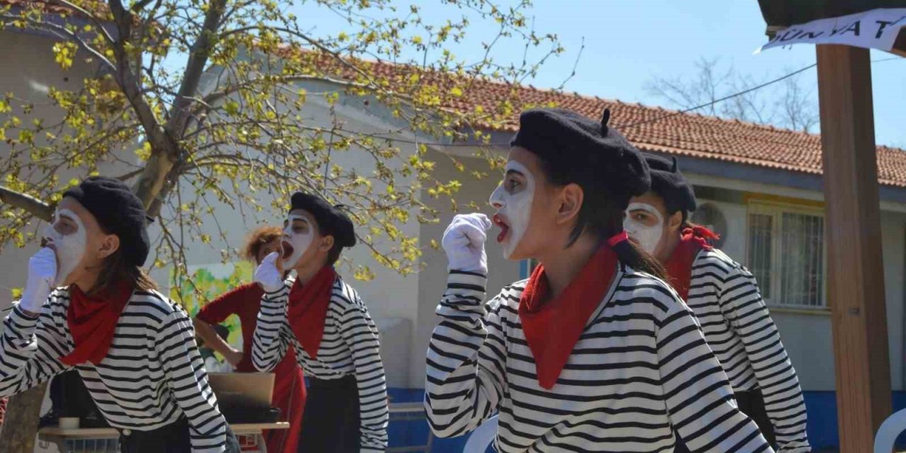 Dikili’de Tiyatro Günü kutlandı