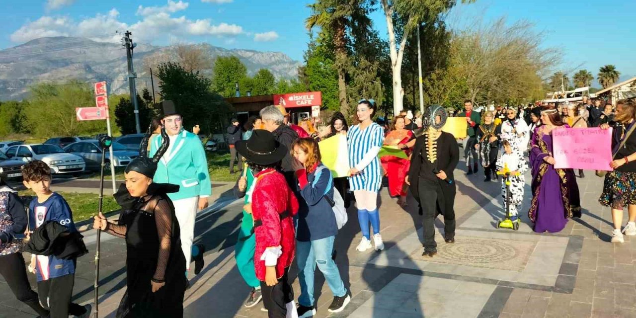 Köyceğiz’de tiyatrolar gününde renkli görüntüler yaşandı