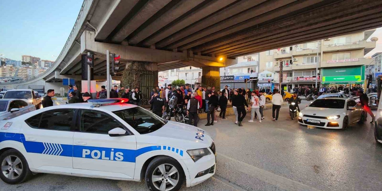 Kuşadası’nda kırmızı ışıkta geçme kavgası: 1’i ağır 3 yaralı