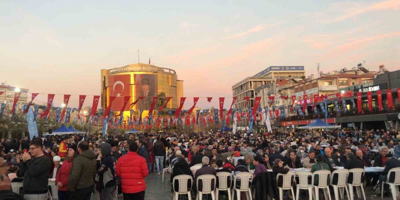Aydın Büyükşehir’den 9 noktada 15 bin kişilik iftar yemeği