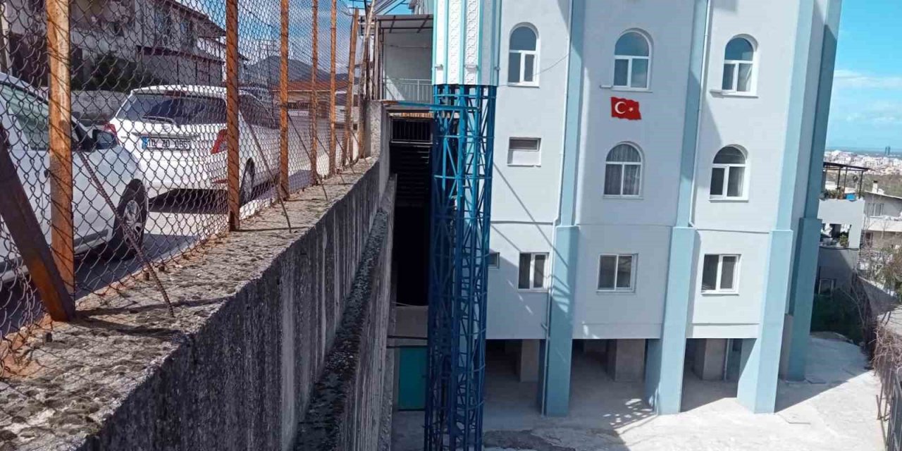 İzmir’de cami minaresi beşik gibi sallandı