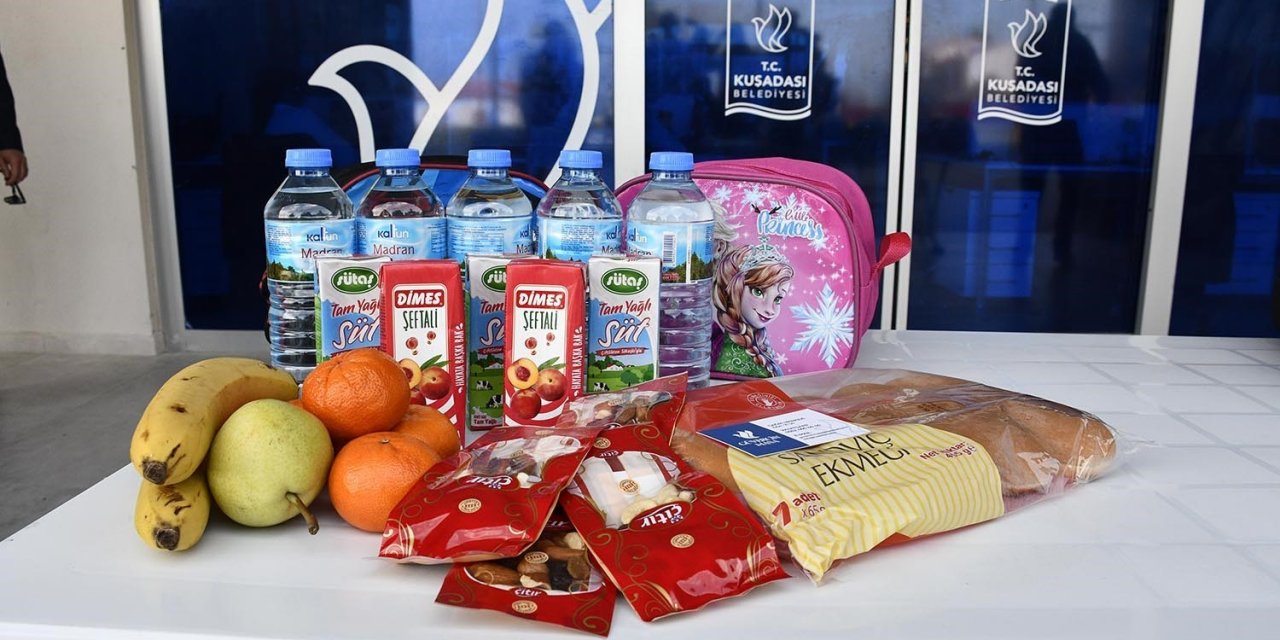 Çocukların beslenme çantalarını Kuşadası Belediyesi dolduruyor