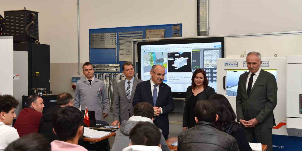 Manisa’da eğitim-sanayi iş birliği 12 kursiyere iş imkanı sağladı