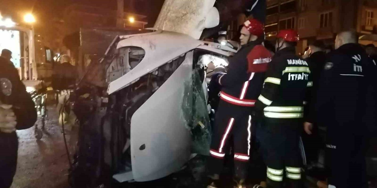 Porsche marka lüks araç kaldırıma çarparak yan yattı: 1 yaralı