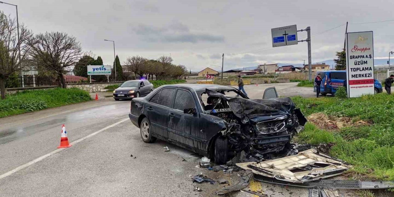 Manisa’da tır ile otomobil kafa kafaya çarpıştı: 1 ölü