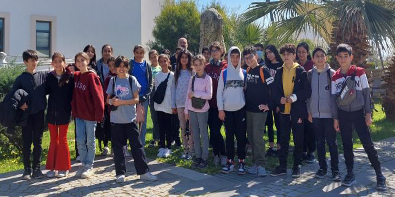 Öğrenciler kurumları gezdi, fidan dikti