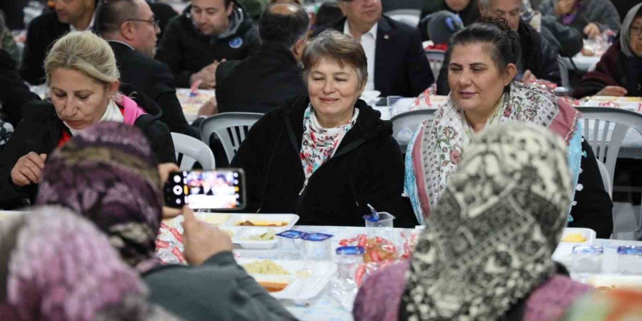 Aydın Büyükşehir Belediyesi iftar sofraları kurmaya devam ediyor