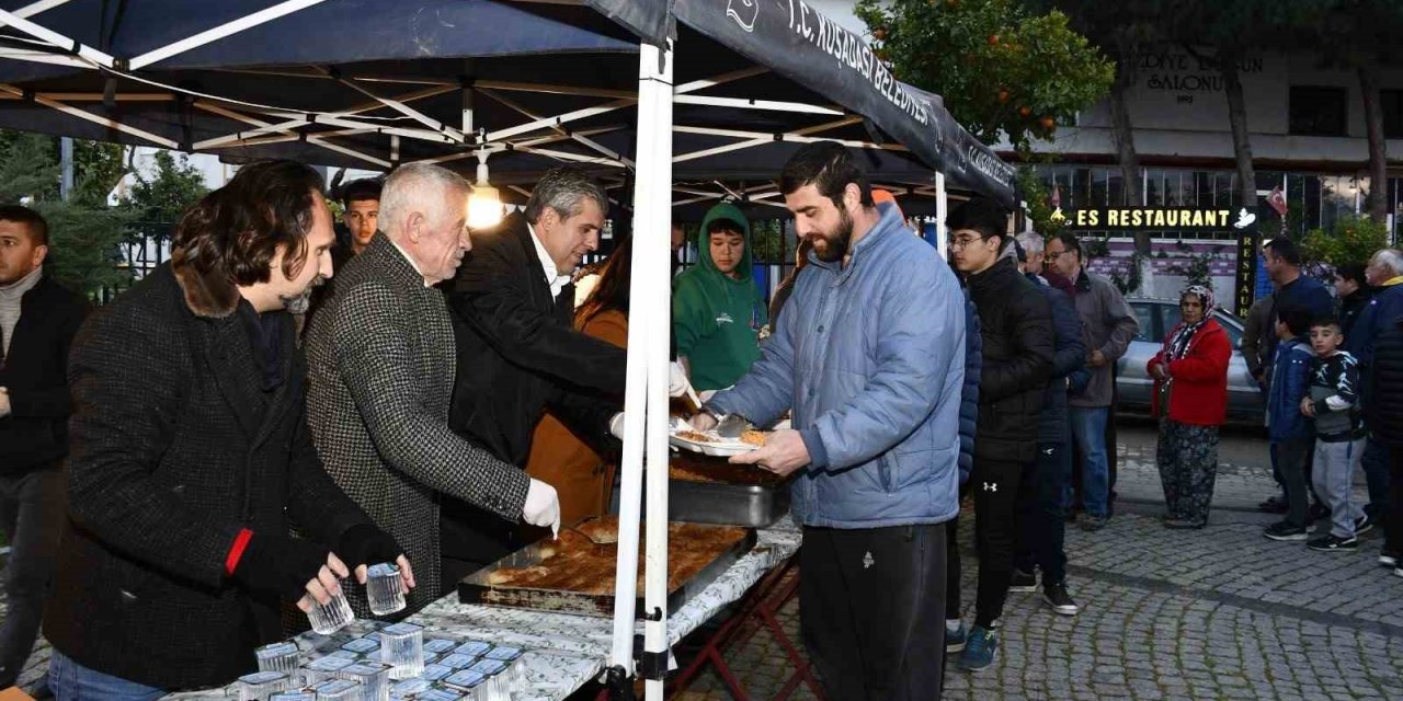 Kuşadası Belediyesi, Davutlar Mahallesi’nde iftar yemeği düzenledi