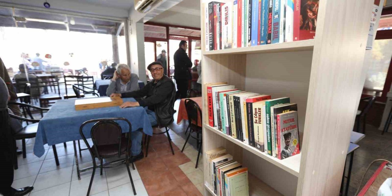 Selçuk’ta, kahvehanelere kitap köşesi