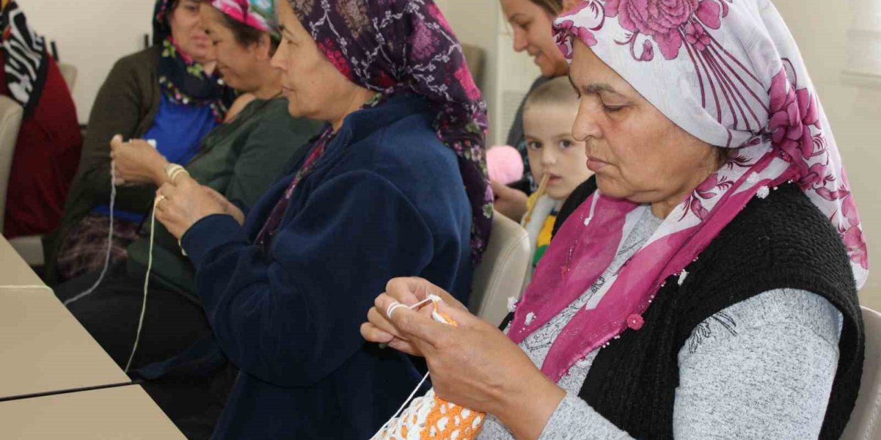 Depremzede kadınlar örgü örerek stres atıyor