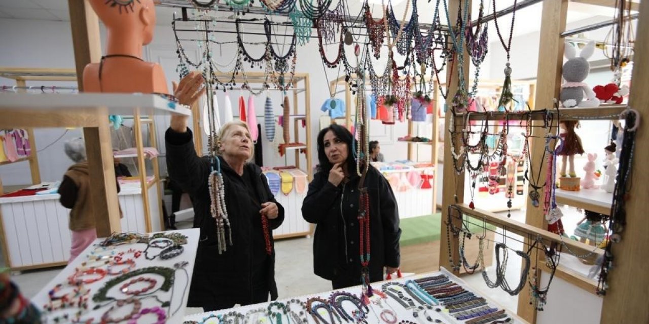 Bayraklı’nın üreten kadınları stantlarda yeniden satışa başladı