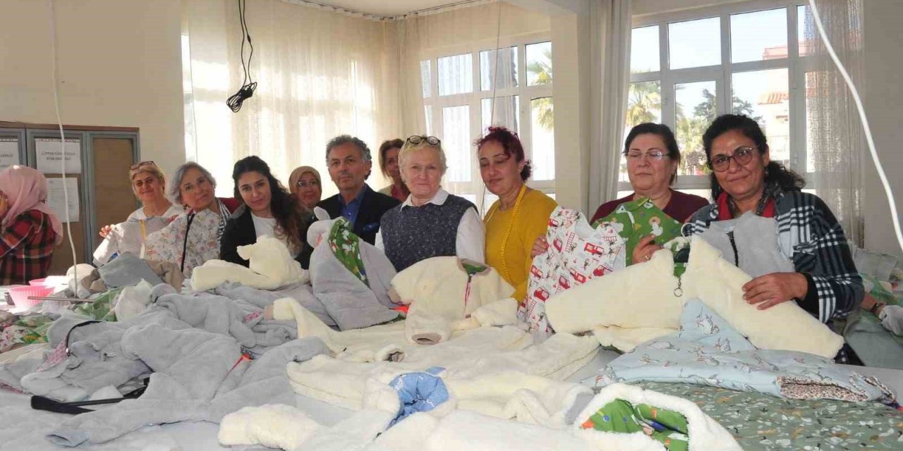 Çeşme Halk Eğitim’de kıyafetler depremzede çocuklar için dikiliyor