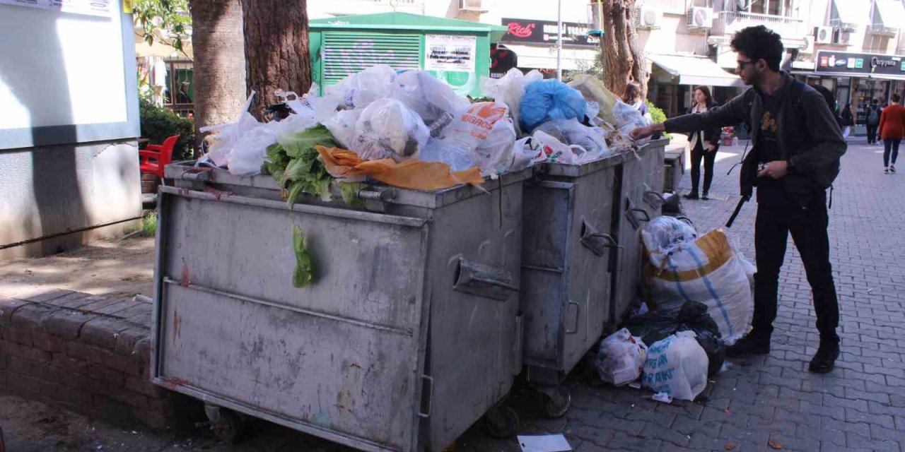 Karşıyaka’nın her köşe başında çöp yığını