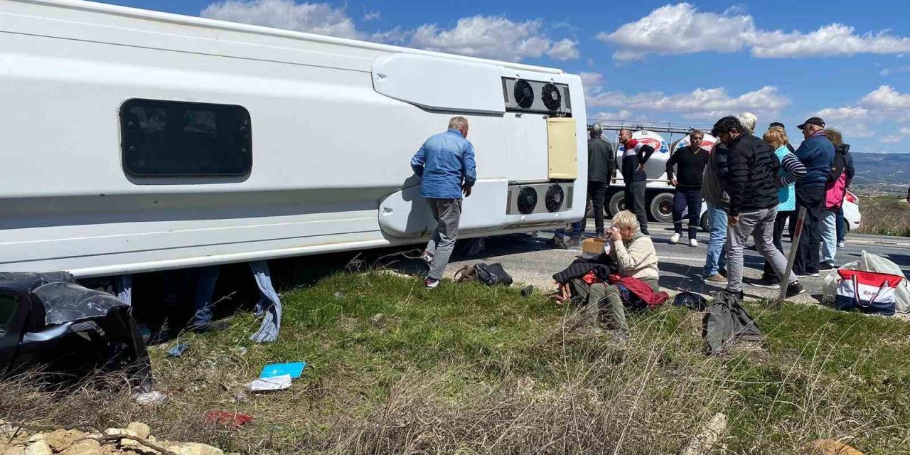 Otomobil ile midibüs çarpıştı; Ölü ve yaralılar var