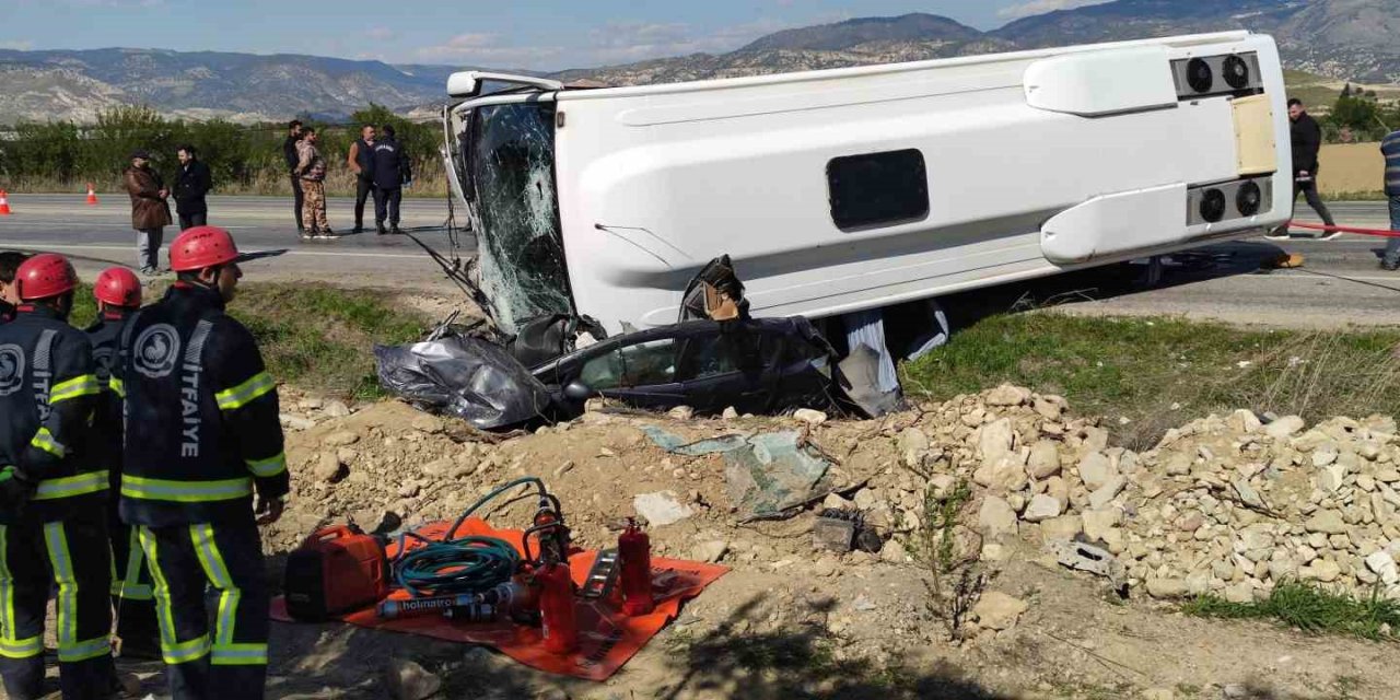Alman turistleri taşıyan midibüs otomobili ezdi: 1 ölü 24 yaralı