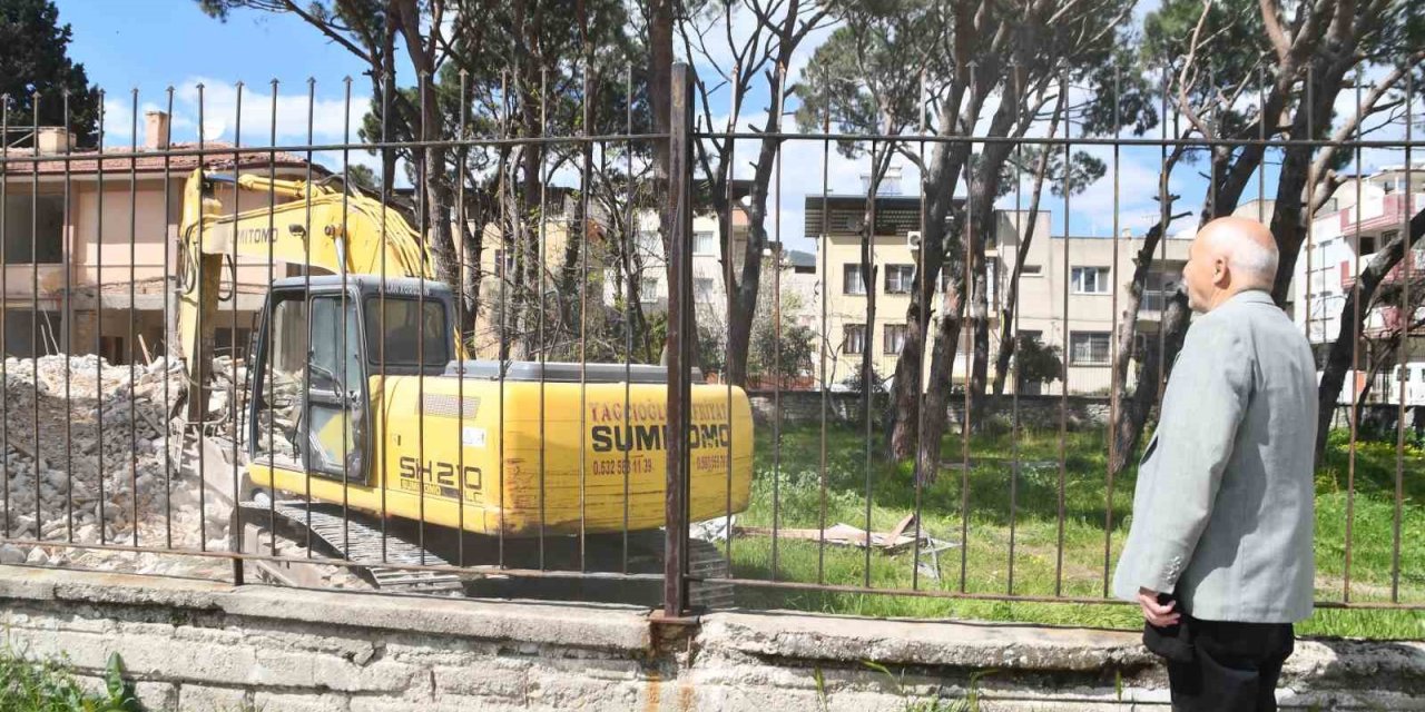 20 yıl çalıştığı kurumun binasının yıkımını hüzünle izledi