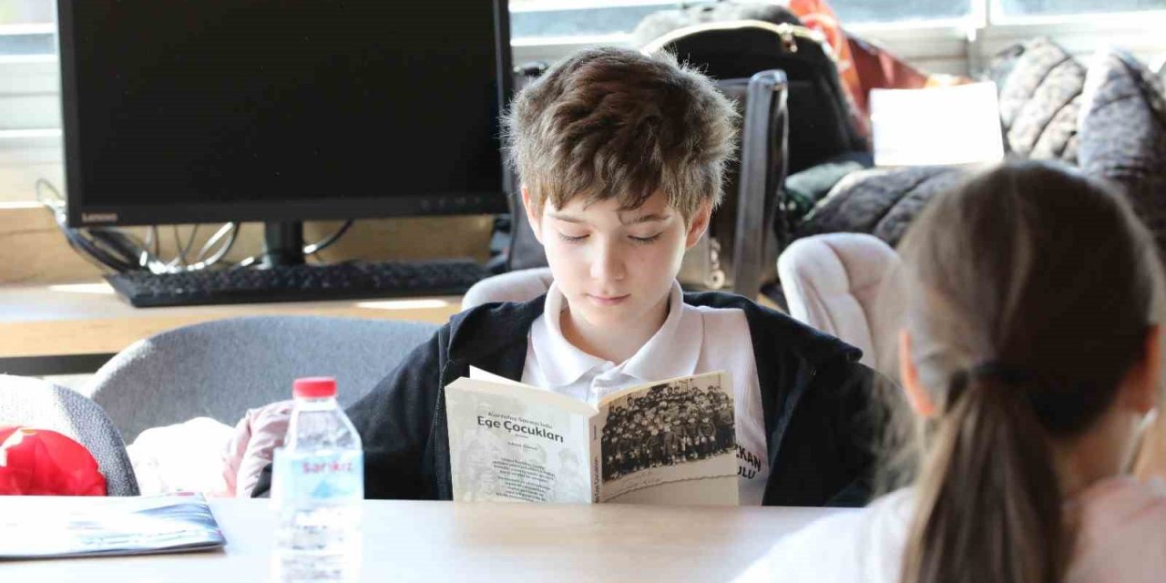 Bayraklı’nın kitap kafeleri yüzlerce öğrenciyi ağırladı