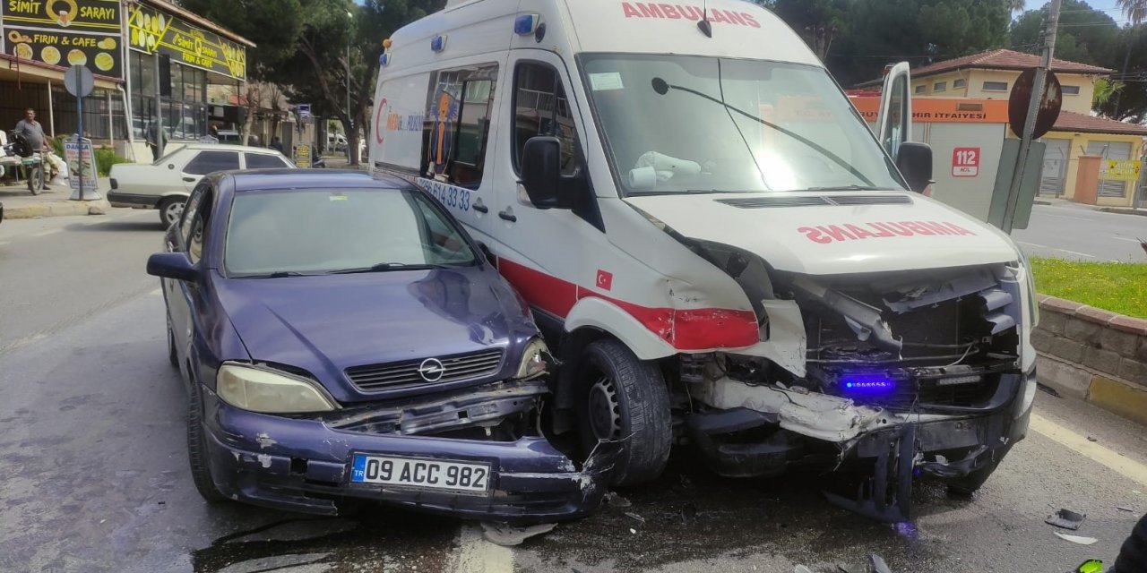 Ambulans ile otomobil çarpıştı: 1 yaralı