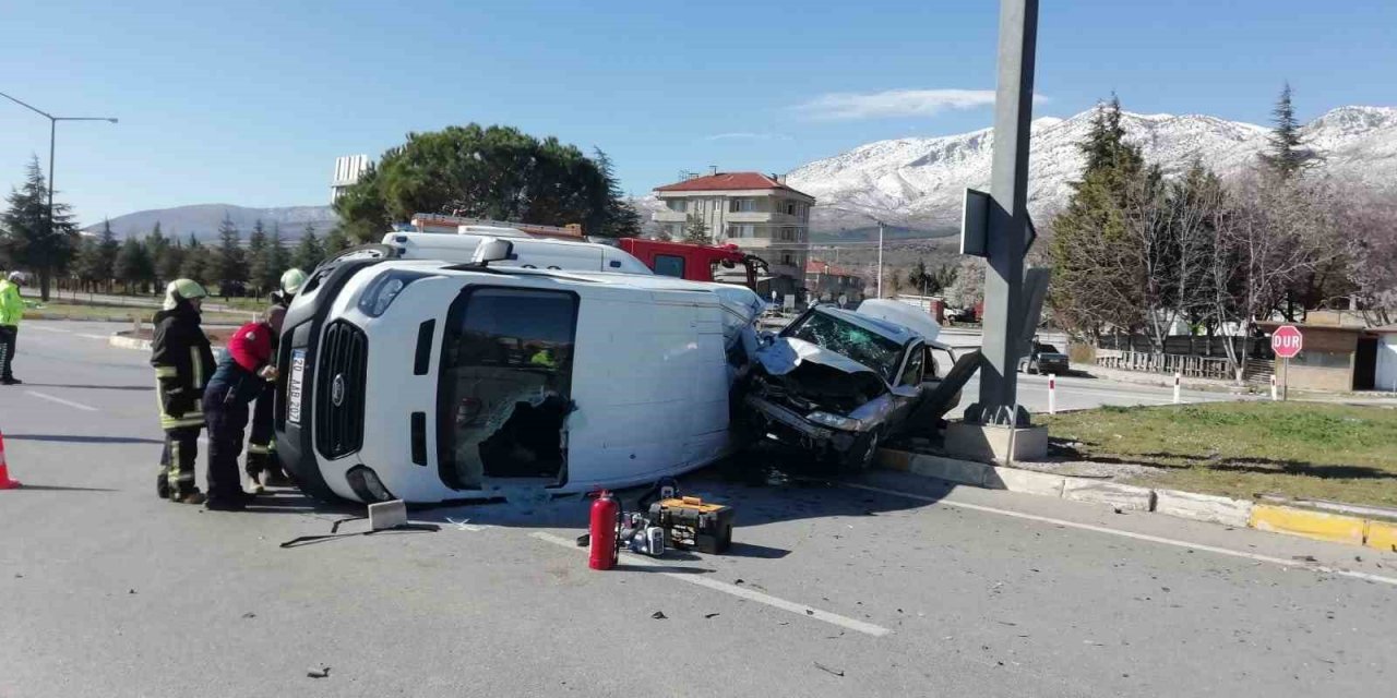Aynı yöne giden minibüs otomobille çarpıştı: 2 yaralı