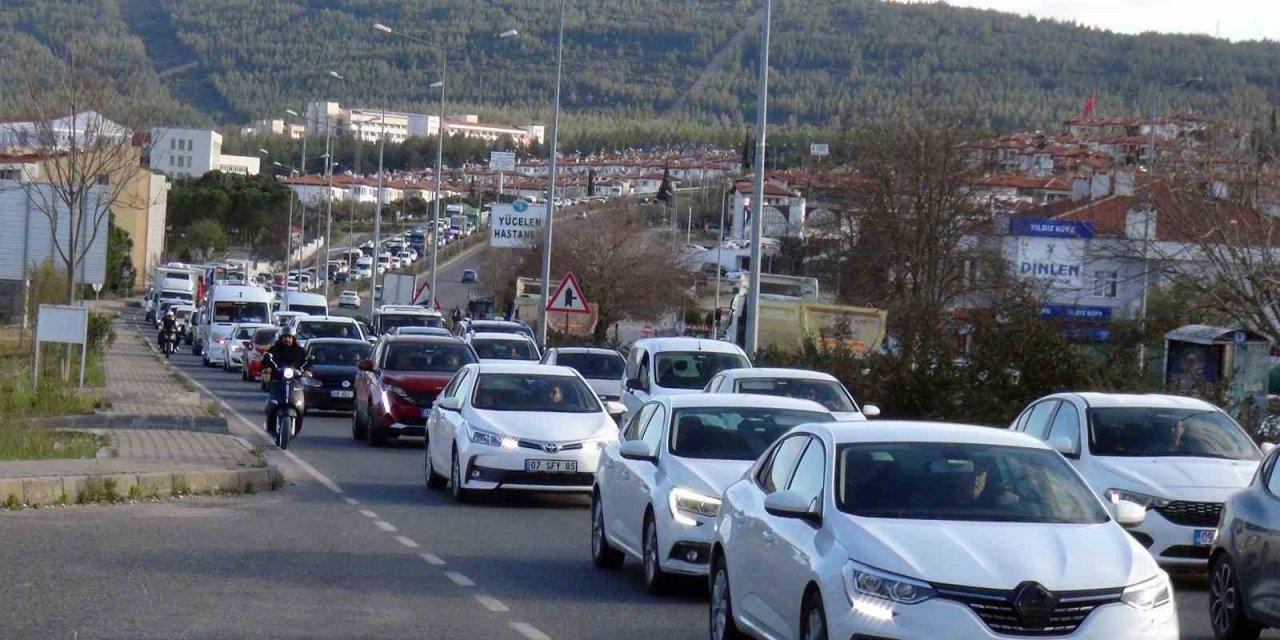 Trafik tıkandı, uzun kuyruk oluştu