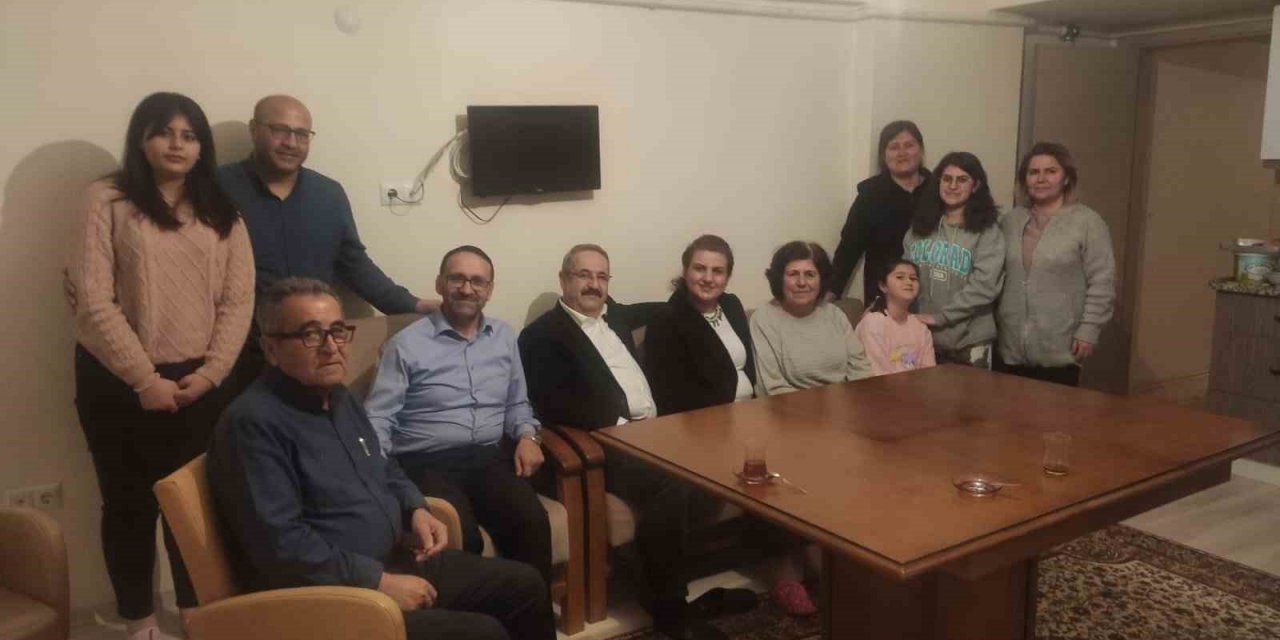 Salihli Kaymakamı Sağlam, iftarını depremzede aile ile yaptı