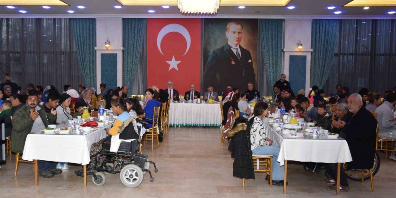 Vali Karadeniz, Roman vatandaşlarla iftarda bir araya geldi
